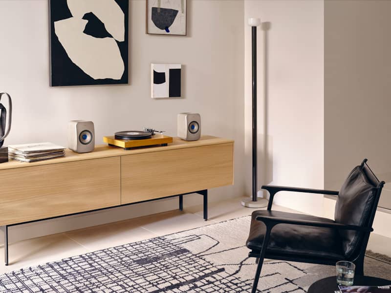 KEF-LSXII-Soundwave-Wireless-Bookshelf-Speakers-LSXIISW-lifestyle.jpg