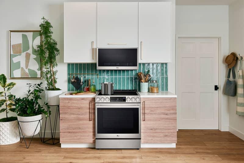 LGStudio-ElectricRange-LSES6338F-Kitchen-Pot.jpg