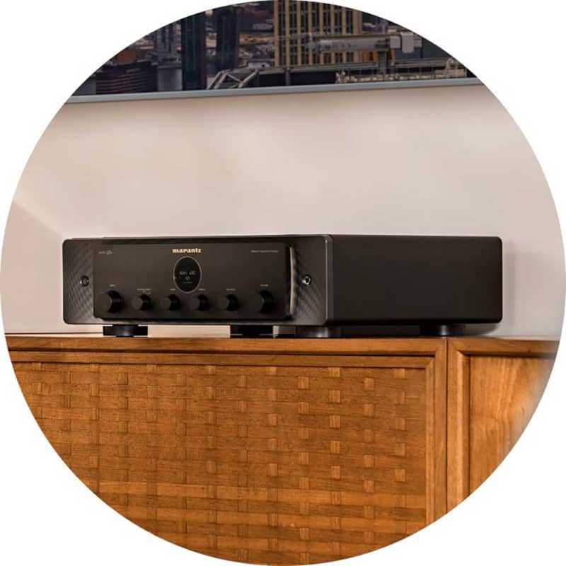 Marantz-Black-Integrated-Stereo-Amplifier-MODEL40N-lifestyle-2.jpg