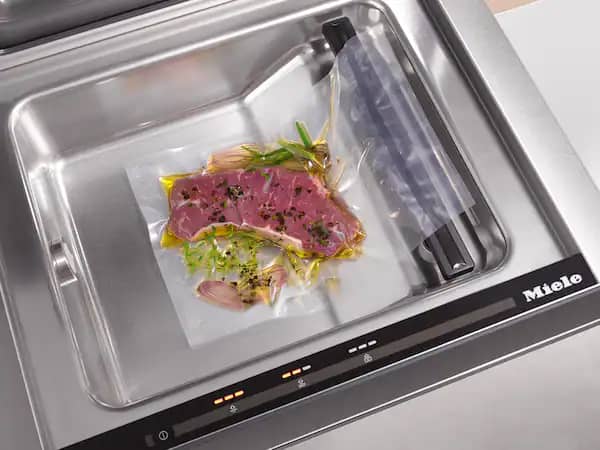 Miele-Vacuum-Sealing-Drawer-11845480-aerial-view-steak.jpg