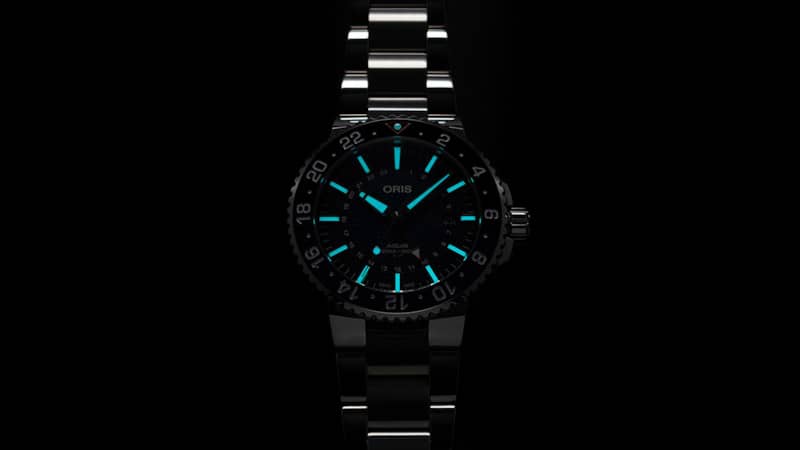 Oris-Aquis-Date-Whale-Shark-Watch-0179877544175SET-Illumination.jpg