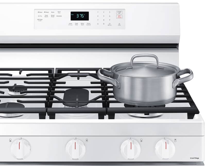 Samsung-GasRange-NX60A6511SW-Pot-On-Cooktop.jpg