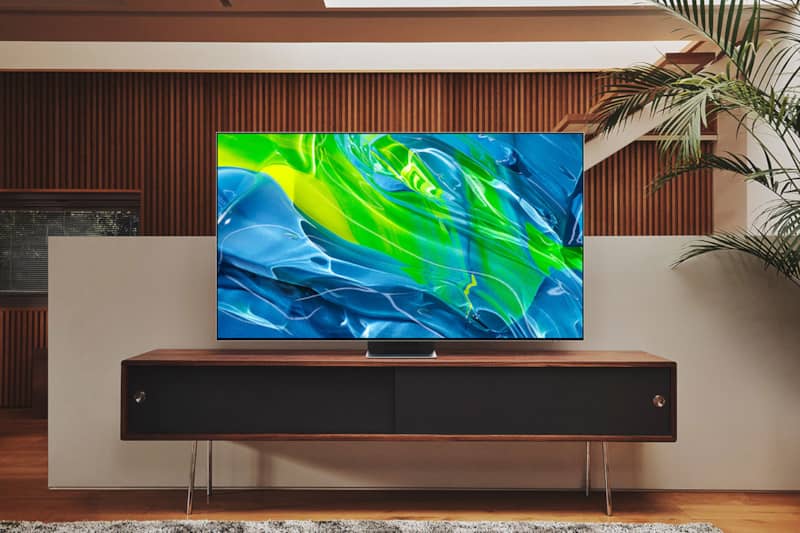 Samsung-S95B-OLED-4K-TV-2022-S95BAFXZA-Lifestyle.jpg