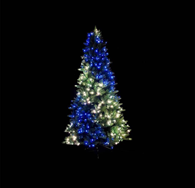 Twinkly-400-LEDs-Pre-Lit-Tree-Special-Edition-TWT400SPP-BUS-Lifestyle-6.jpg