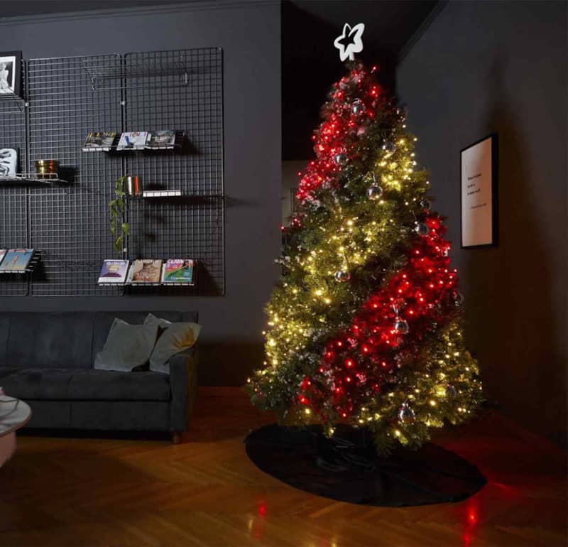 Twinkly-400-LEDs-Pre-Lit-Tree-Special-Edition-TWT400SPP-BUS-Lifestyle.jpg