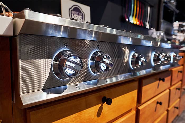 hestan-rangetop-KRT485GDNGBK-illuminated-knobs.jpg