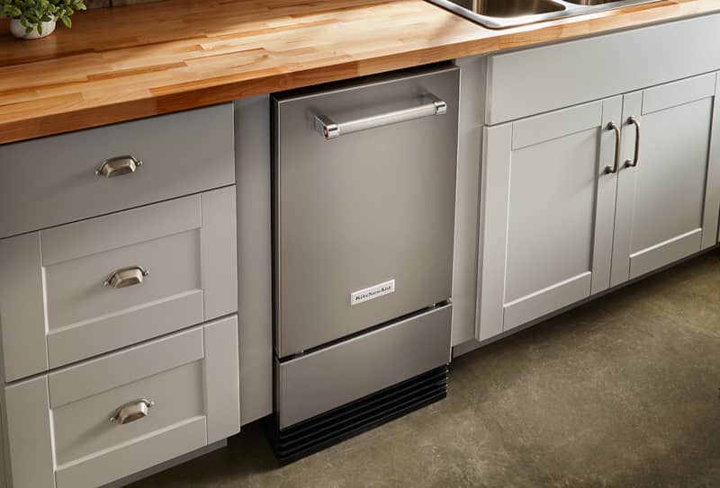 kitchenaid-18-printshield-stainless-steel-automatic-ice-maker-KUID508HPS-lifestyle-2.jpg