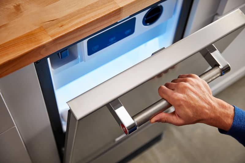 kitchenaid-18-printshield-stainless-steel-automatic-ice-maker-KUID508HPS-lifestyle-opening-door.jpg