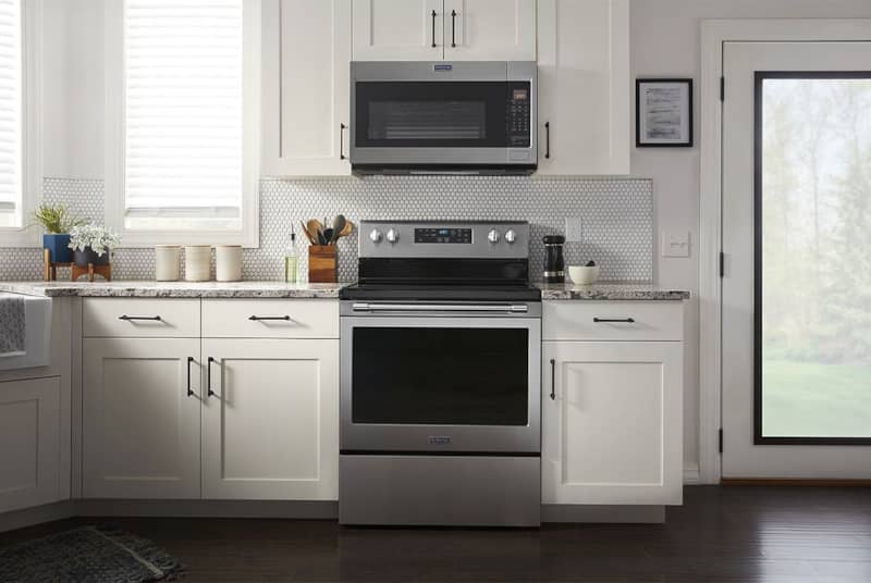 maytag-electric-range-MER7700LZ-lifestyle-under-microwave.jpg