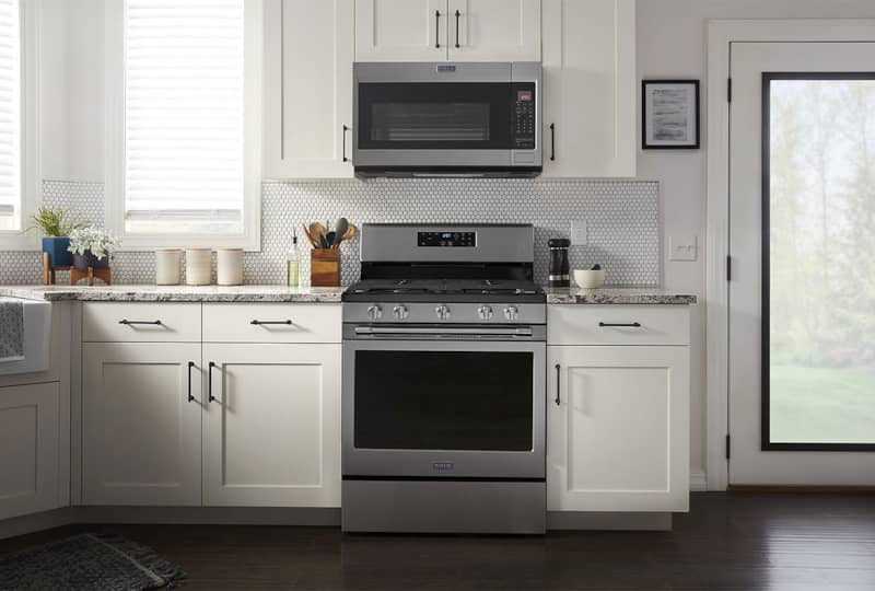 maytag-gas-range-MGR7700LZ-lifestyle-under-microwave.jpg