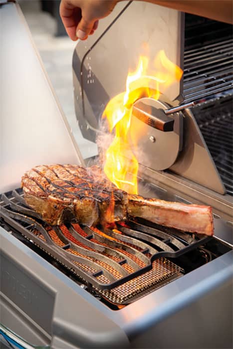 napoleon-prestige-665-grill-P665RSIBxSS-side-burner-steak.jpg