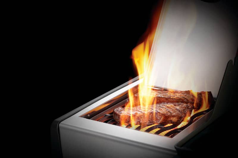 napoleon-rogue-xt-525-grill-RXT525SIBPSS-side-burner-steak.jpg