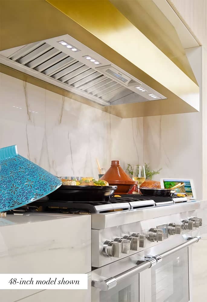 thermador-custom-hood-insert-VCINxxGWSS-lifestyle-right-angle-extracting.jpg